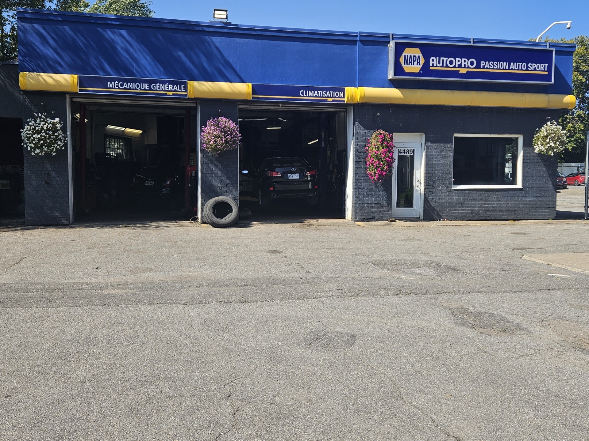 La façade du garage NAPA AutoPro au 4489, boulevard Lévesque Est, Laval