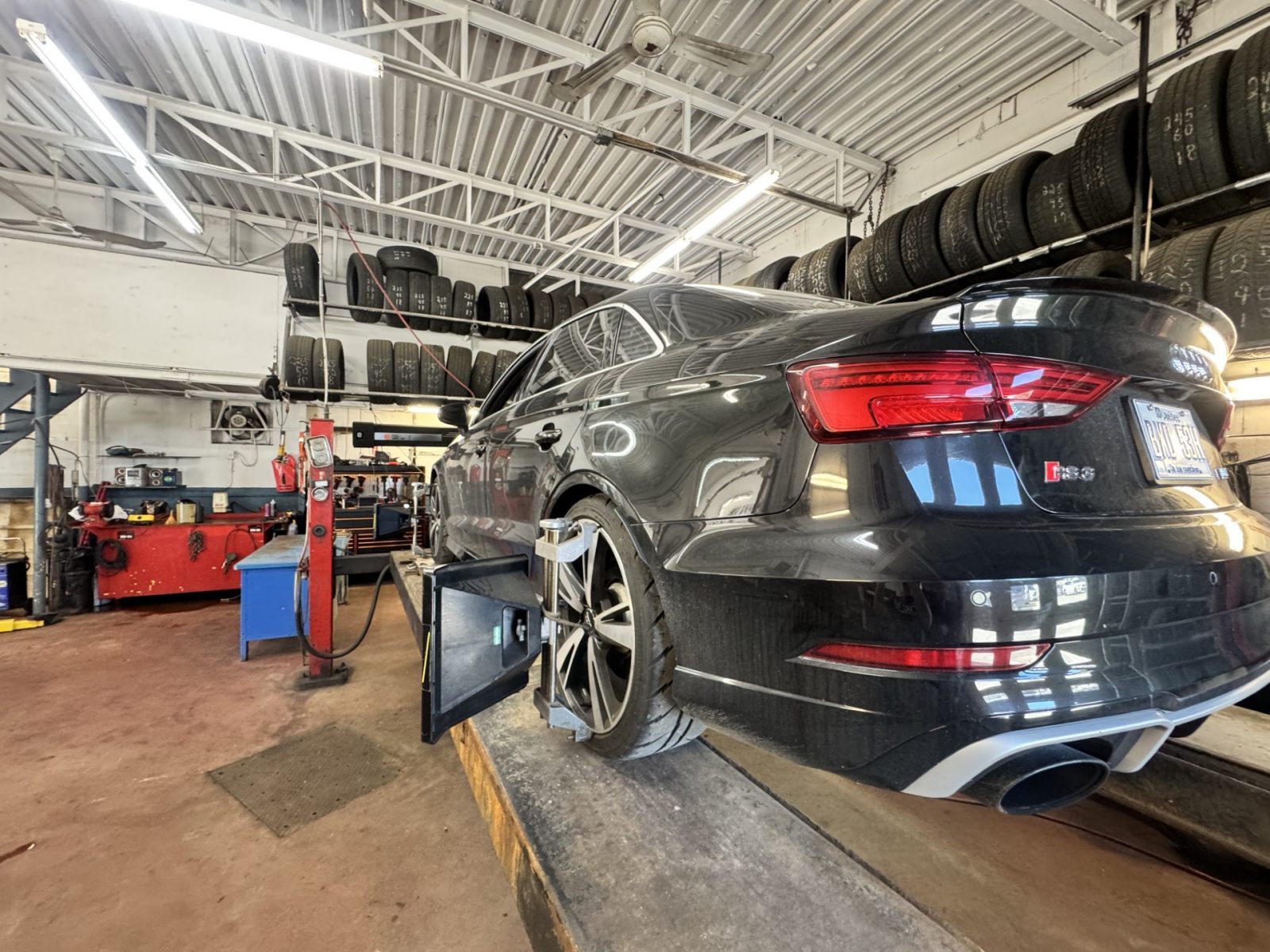 Audi RS3 avec cible d'alignement sur la plateforme
